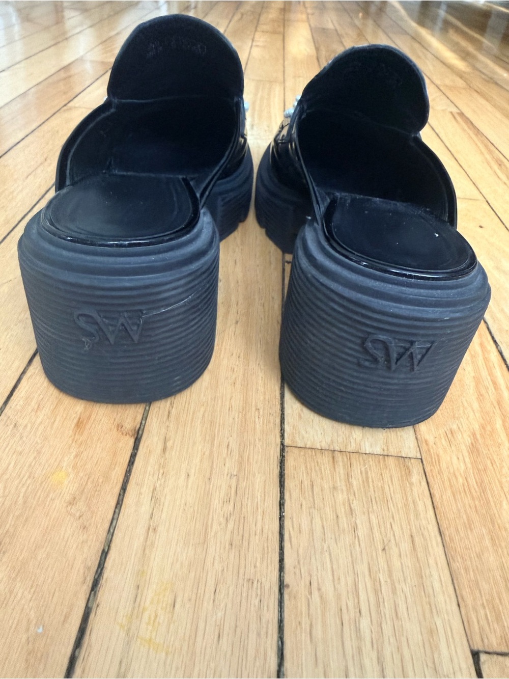 Stuart Weitzman Soho patent leather pearl-studded loafer mules in black. Sz 9 - Picture 6 of 8